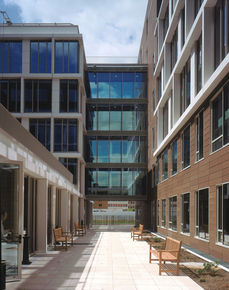 Carta – Reichen et Robert - Alstom St Ouen_RR&A∏Olivier Wogenscky_R005_Scan HD.jpg