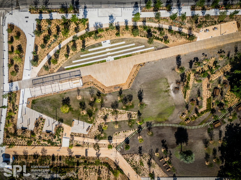 Carta – Reichen et Robert - Vue-sur-le-Sud-du-Parc-inauguration-Juillet-2025-–-Les-gradins-la-pergola-les-brumisateurs-et-la-végétation-en-développement_web.jpg